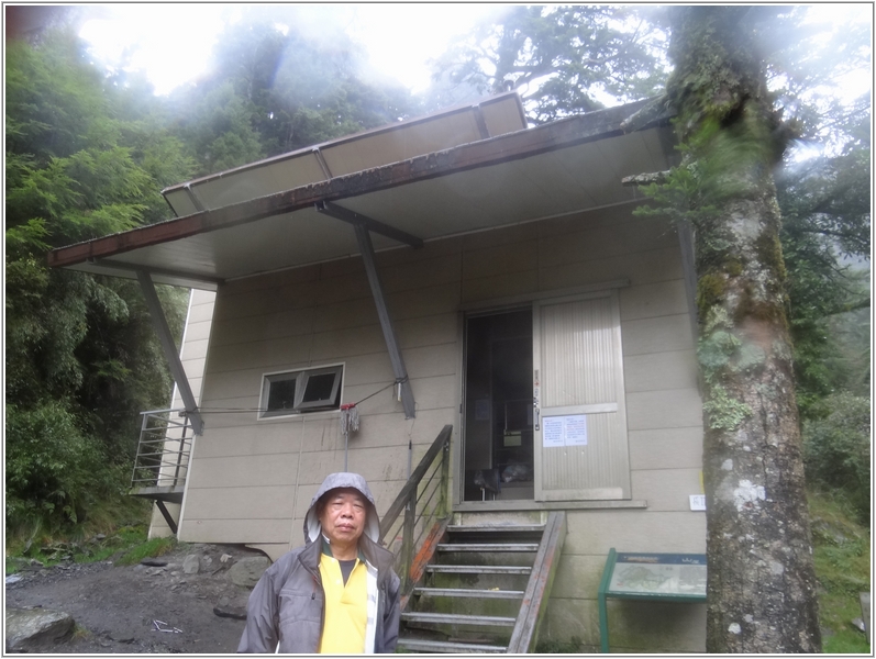 2011-11-08 07-15-53回成功山屋.JPG